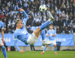 Jens Stryger Larsen forsøger sig med et saksespark.