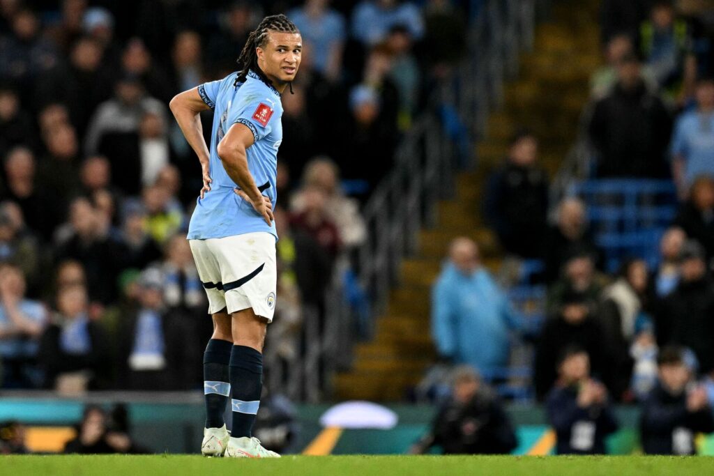 Manchester Citys Nathan Aké tager sig til hoften.