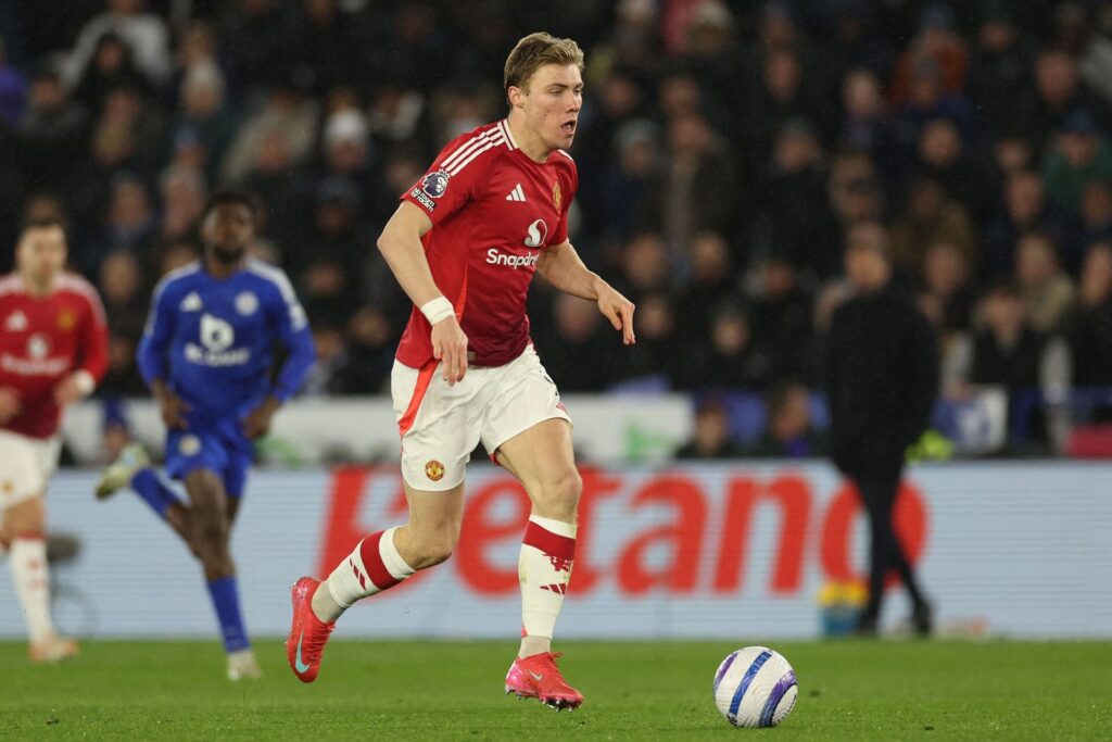 Rasmus Højlund dribler med bolden under en kamp for Manchester United mod Leicester City.