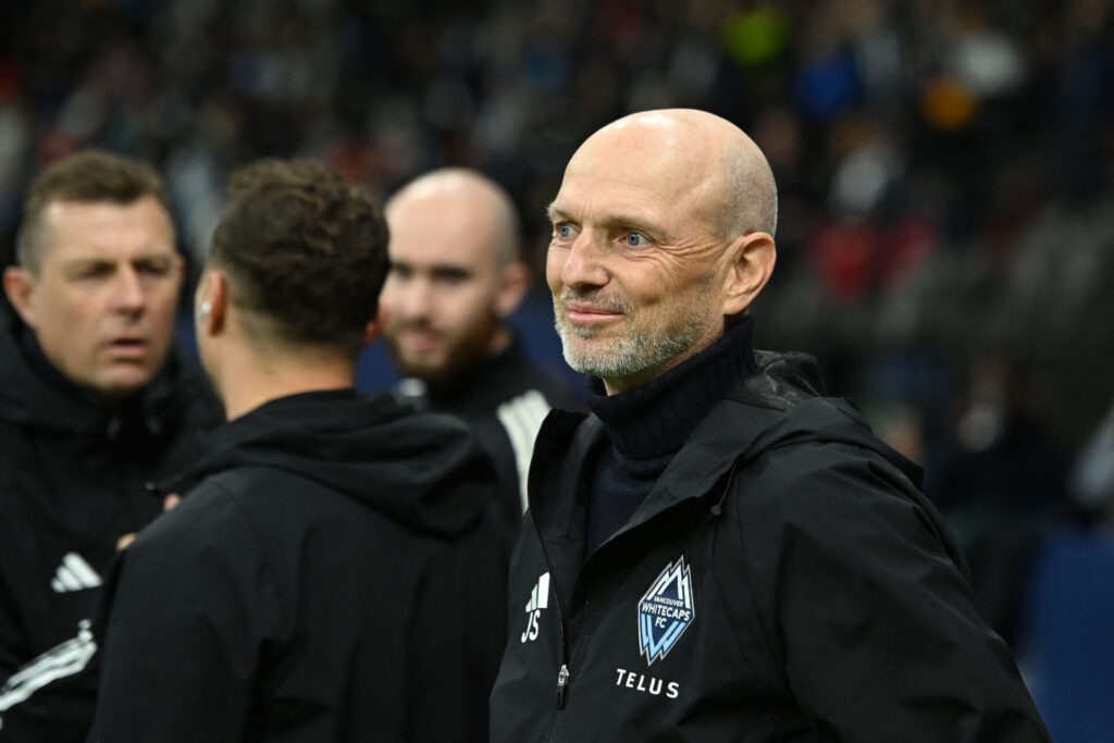 Jesper Sørensen på sidelinjen for Vancouver Whitecaps.