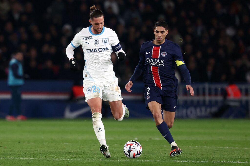 Adrien Rabiot i duel med PSG's Hakimi.