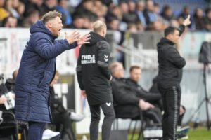 Menno van Dam har armene ud til siden.