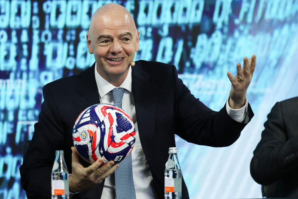 Gianni Infantino på et pressemøde.