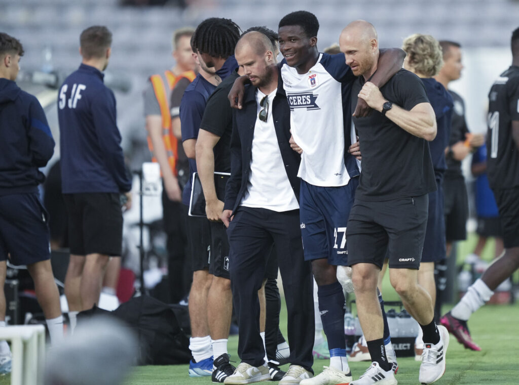 AGF's Michael Akoto blev skadet under Superligakampen mellem AGF og Sønderjyske på Ceres Park i Aarhus fredag den 2. august 2024.