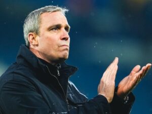 Michael Duff i færd med et klap.