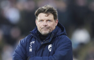 Michael Hansen stirrer med armene over kors