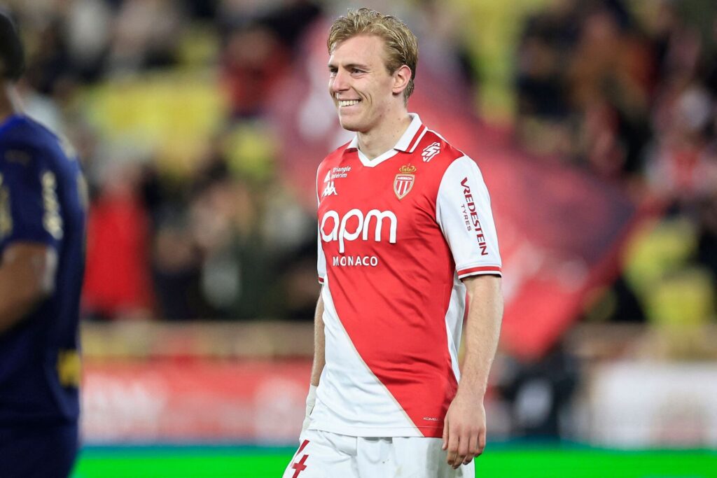 Mika Biereth med et smil under en kamp for AS Monaco.