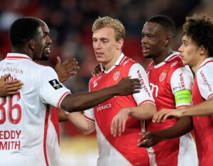 Mika Biereth giver hånden til holdkammerater