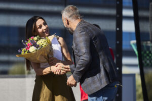 Nadia Nadim modtager blomster på scenen.