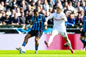 Onyedika i duel med Kasper Dolberg.