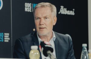 OB præsenterer Troels Bech som ny sportsdirektør i klubben på Nature Energy Park i Odense mandag den 27. maj 2024. Niels Thorborg, formand i OB deltager.