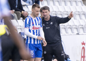 Tom Trybull får instruktioner af Søren Krogh.