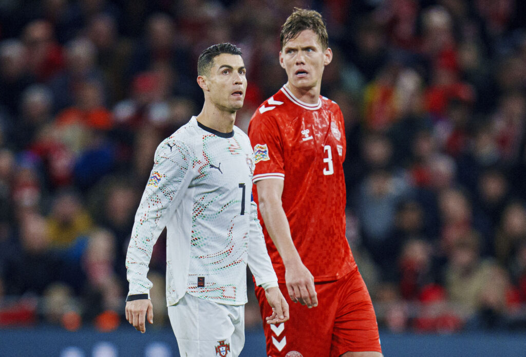 Jannik Vestergaard og Cristiano Ronaldo under en landskamp mellem Danmark og Portugal.