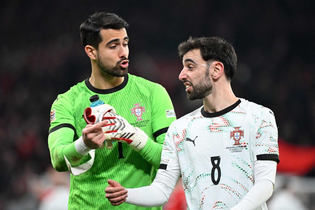 Bruno Fernandes og Diogo Costa i samtale.