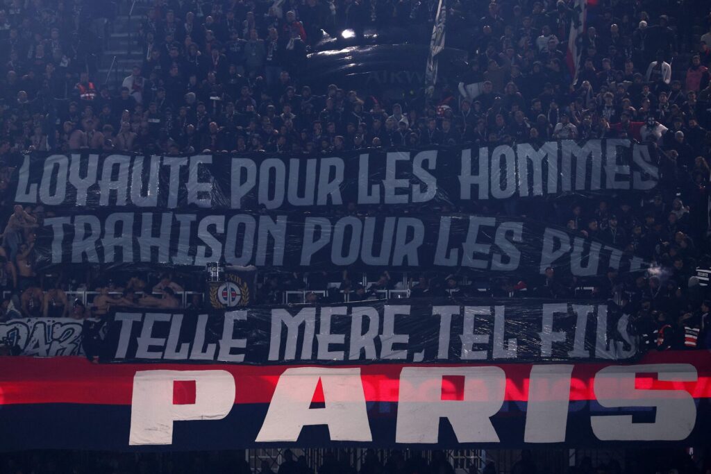 Voldsomt PSG-banner mod den tidligere spiller Adrien Rabiot og hans agentmor.