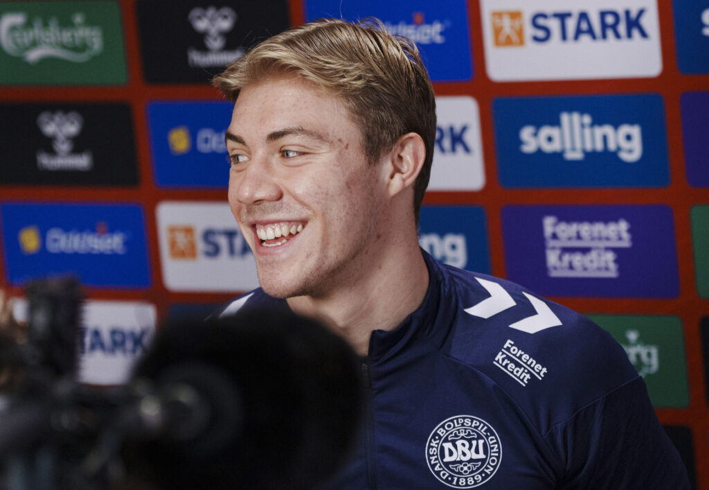 Rasmus Højlund i mixed zone for Herrelandsholdet.