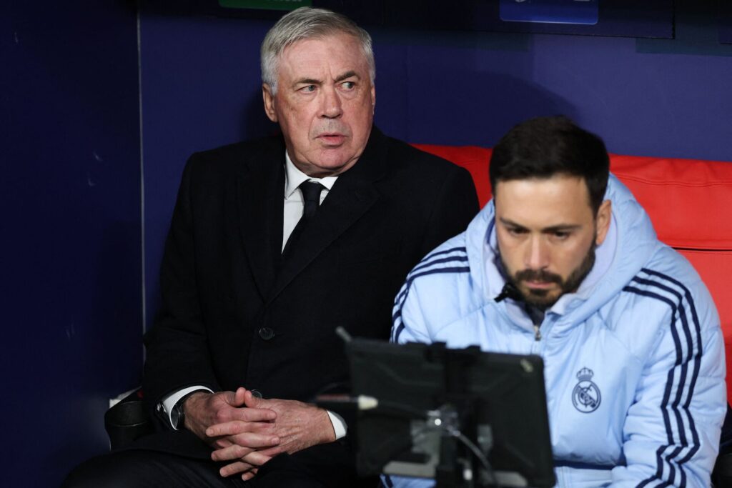 Carlo Ancelotti sider på bænken med sin assistent.