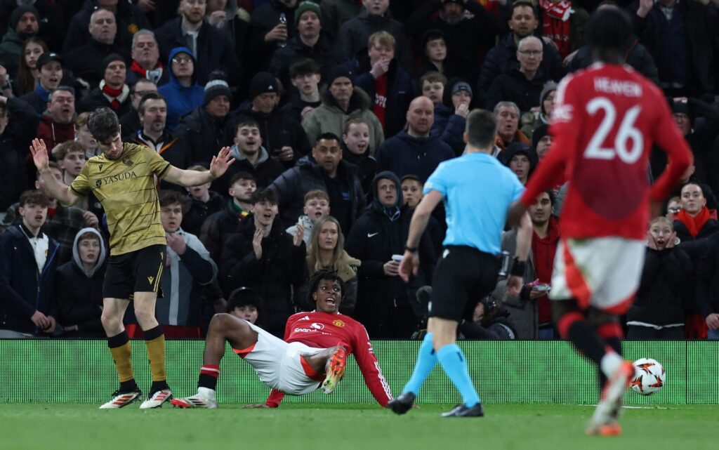 Patrick Dorgu nedlægges i Manchester Uniteds felt.