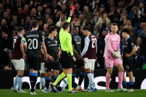 Daniel Siebert får en rød billet.