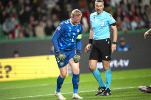 Kasper Schmeichel i smerter på banen.