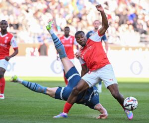 Marseilles Leonardo Balerdi falder til jorden mod Stade Reims.