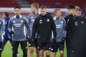 F.C: Københavns spillere varmer op.