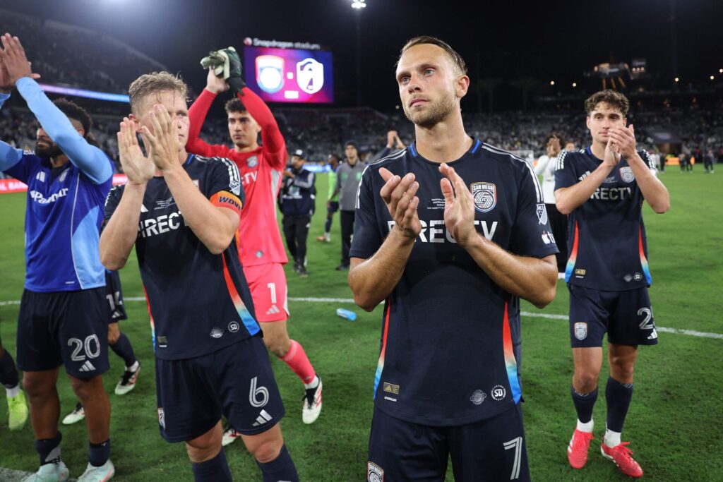 Marcus Ingvartsen og Jeppe Tverskov klapper ud til publikum efter en kamp for San Diego FC.