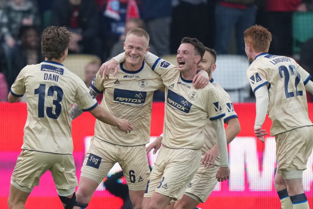 Lyngby-spillerne fejrer en scoring ude mod Silkeborg.