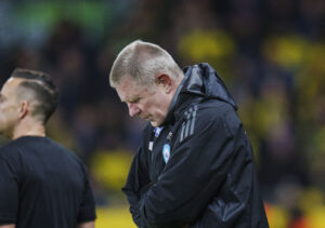 Kent Nielsen kigger ned i jorden med korslagte arme.