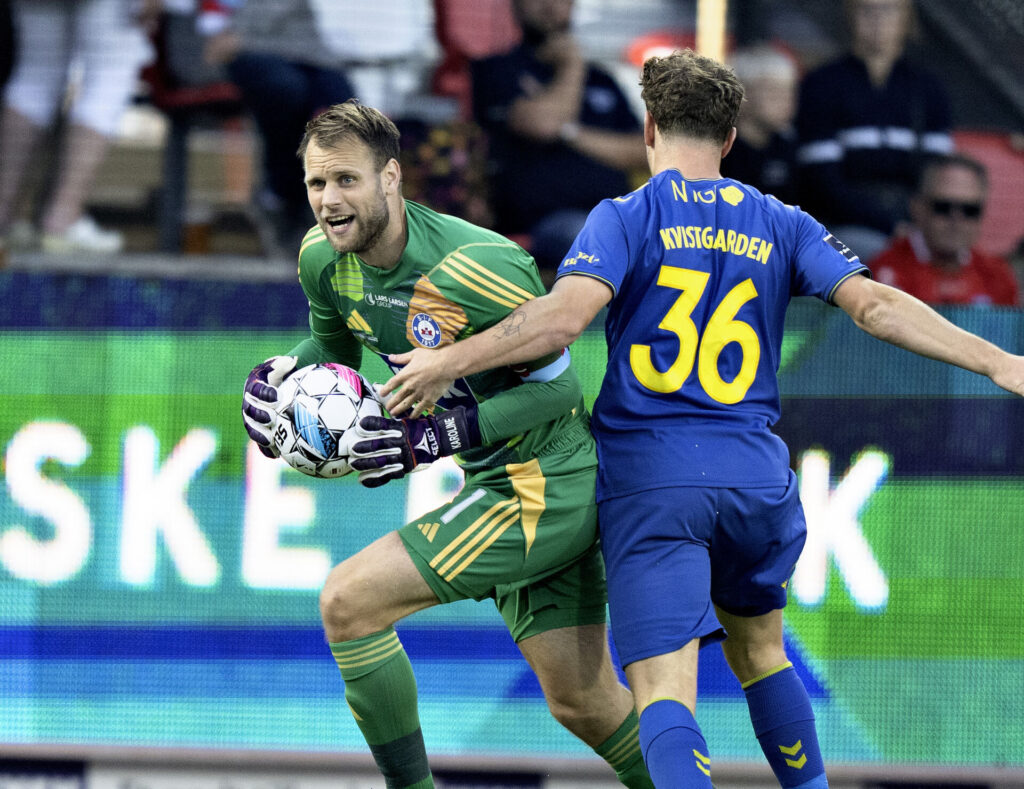 Silkeborgs målmand Nicolai Larsen redder mopd Brøndbys Mathias Kvistgaarden i 3F Superligakampen mellem Silkeborg IF og Brøndby IF på Jysk Park i Silkeborg, søndag den 22. september 2024.