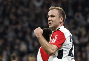 Mario Götze knytter næven og fejrer en scoring for Eintracht Frankfurt.