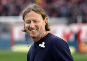 Bo Henriksen kigger ned og smiler.