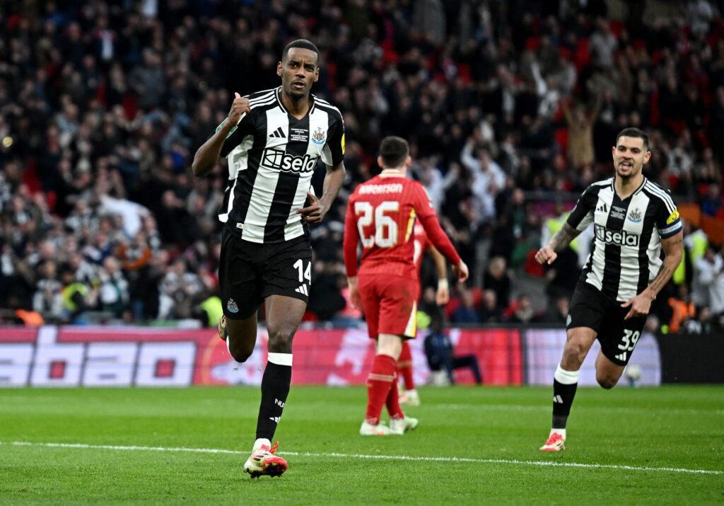 Alexander Isak fejrer en scoring for Newcastle i Carabao Cup-finalen mod Liverpool.