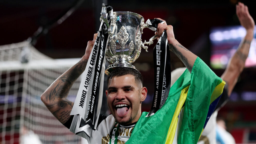 Bruno Guimarães løfter Carabao Cup trofæ