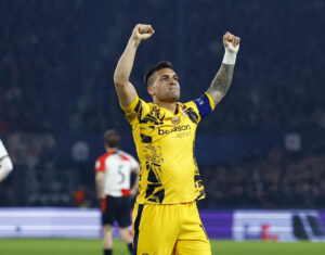 Lautaro Martinez med armene over hovedet