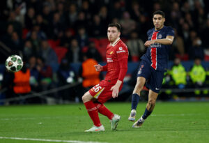 Andy robertson ser til mens Hakimi sparker til bolden.