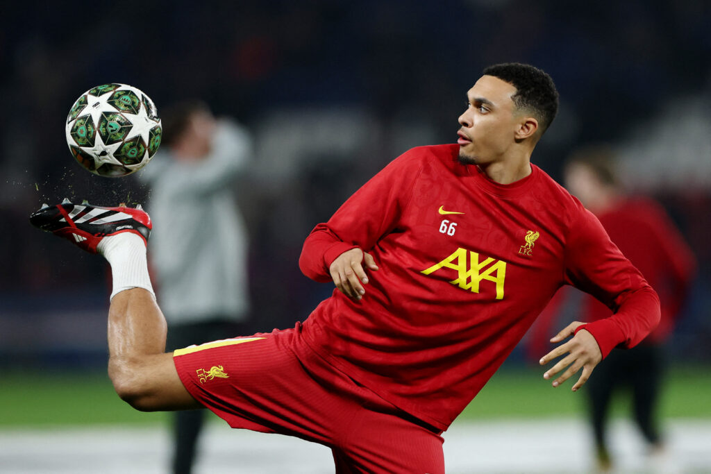 Trent Alexander-Arnold jonglerer med bolden under ne opvarmnnig til en Liverpool-kamp.