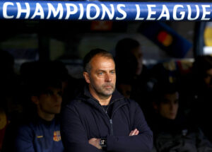 Hansi Flick under FC Barcelonas kamp mod Benfica.