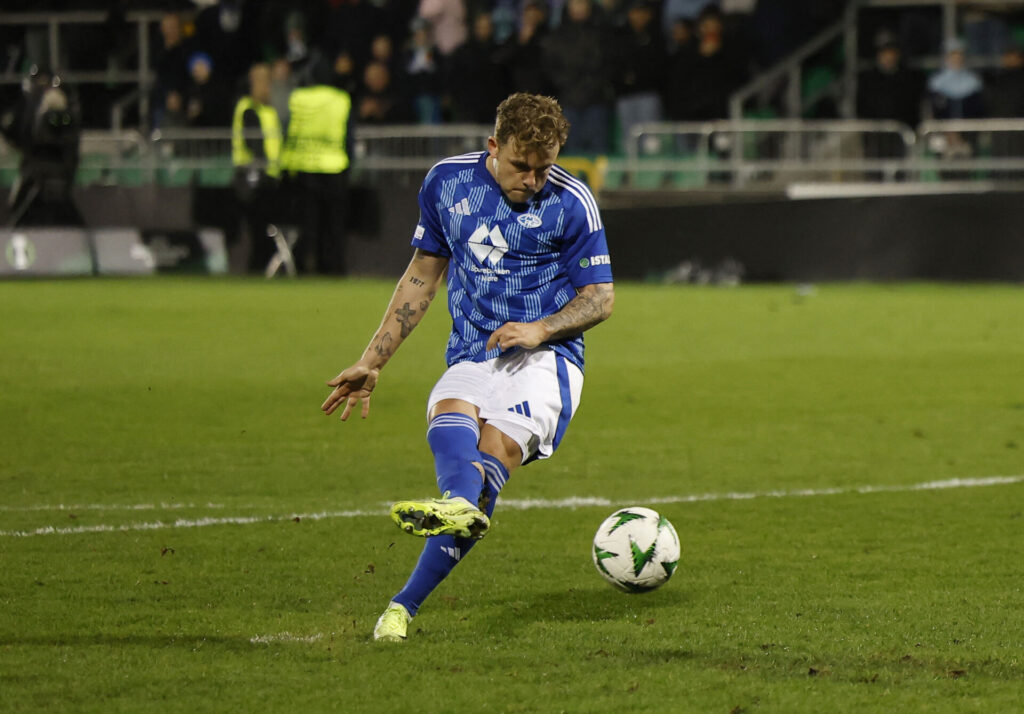 Frederik Ihler i færd med at sparke et straffespark for Molde.