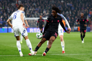 Hatzidiakos i duel om bolden.