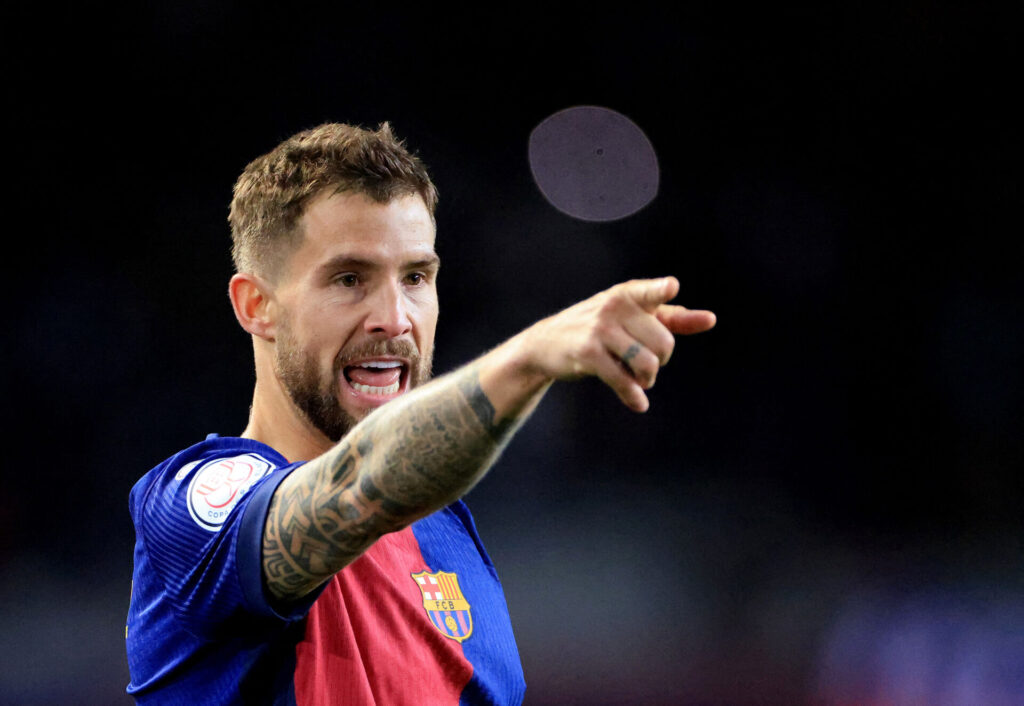 INigo Martinez peger under en kamp for FC Barcelona.