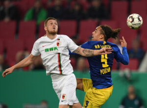 Jeffrey Gouweleeuw i duel med Yussuf Poulsen.