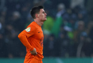 Joakim Mæhle kigger væk fra kameraet.