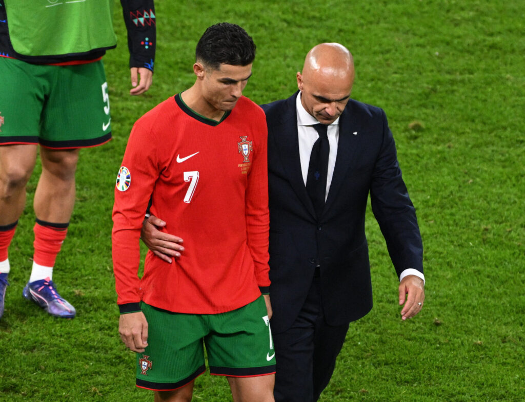 Roberto Martinez holder hånden om Cristiano Ronaldo.