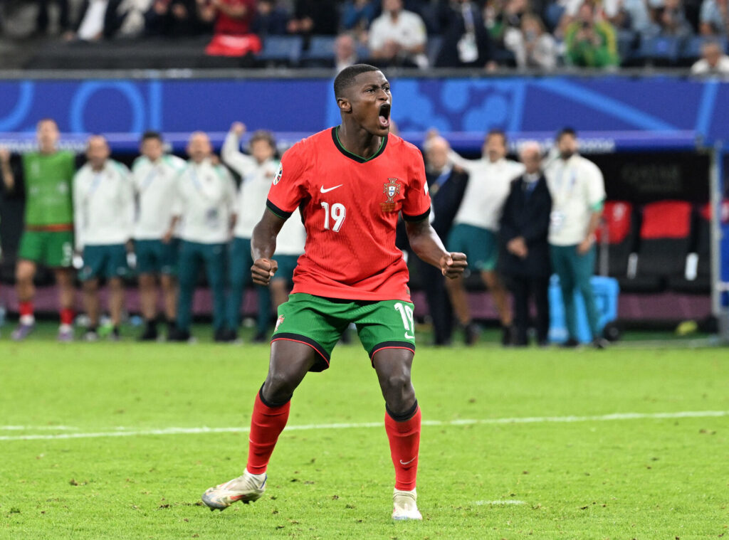 Nuno Mendes i kamp for Portugal.