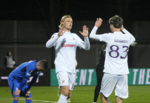 Kasper Dolberg giver highfive.