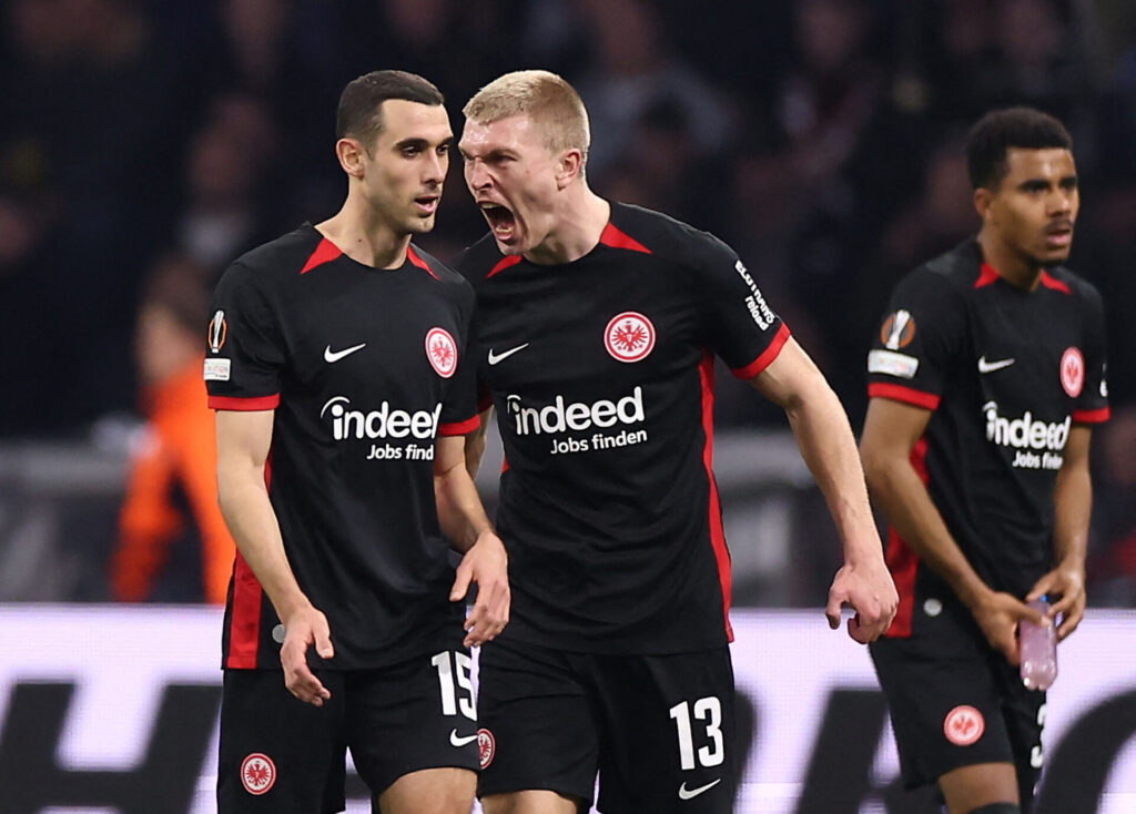 Rasmus Nissen Kristensen råber en Eintracht Frankfurt-holdkammerat ind i hovedet under en kamp.