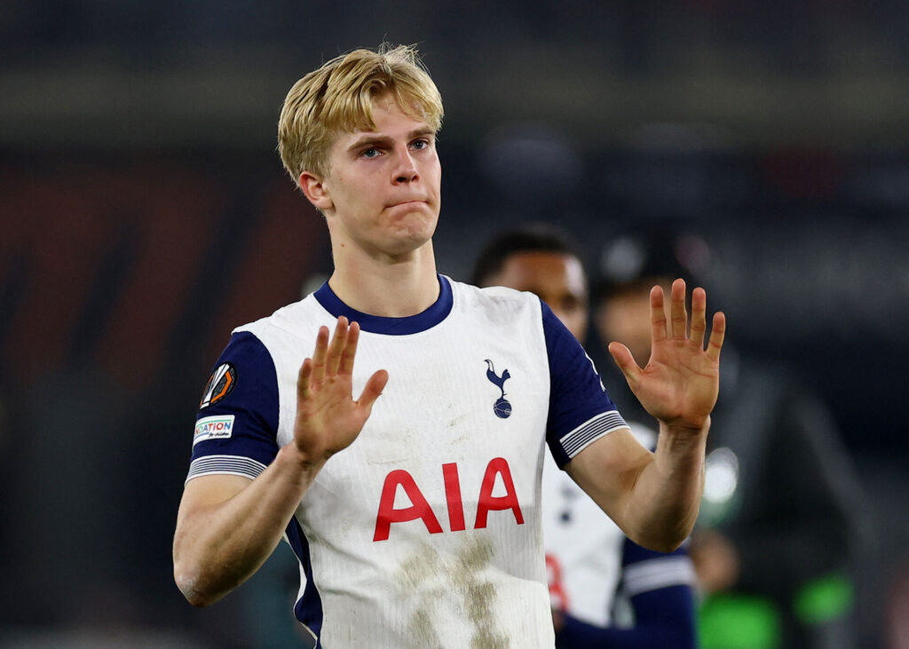 Lucas Bergvall rækker hænderne ud efter en kamp for Tottenham Hotspur.