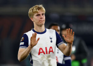 Lucas Bergvall rækker hænderne ud efter en kamp for Tottenham Hotspur.