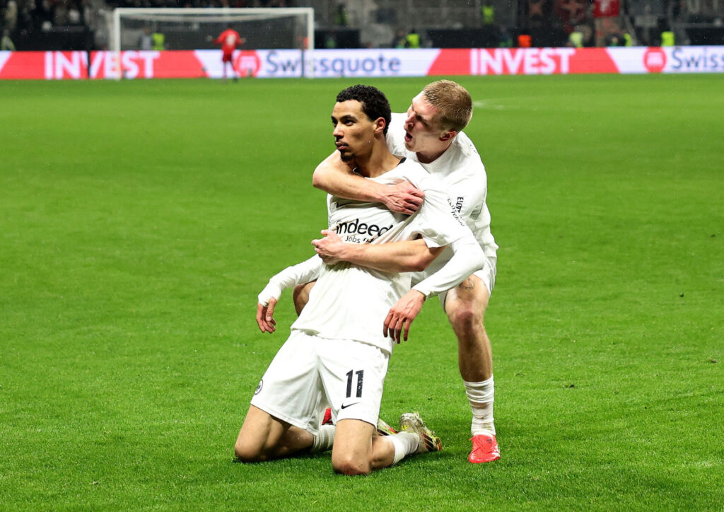 Hugo Ekitike fejrer en scoring for Eintrach Frankfurt sammen med Rasmus Nissen Kristensen.